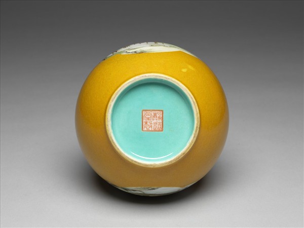 黃釉開光人物葫蘆瓶