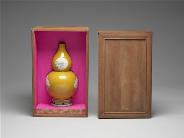 黃釉開光人物葫蘆瓶