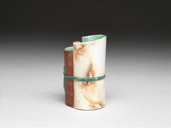 粉彩卷書式花插