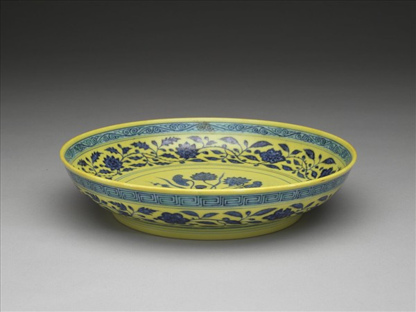 黃釉青花一把蓮紋盤