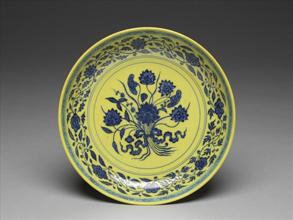 黃釉青花一把蓮紋盤