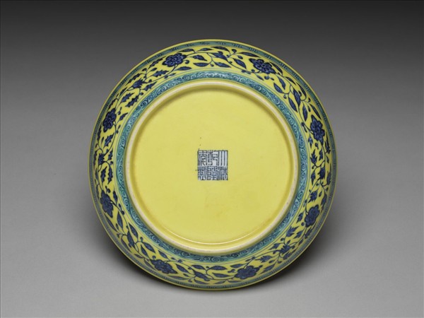 黃釉青花一把蓮紋盤