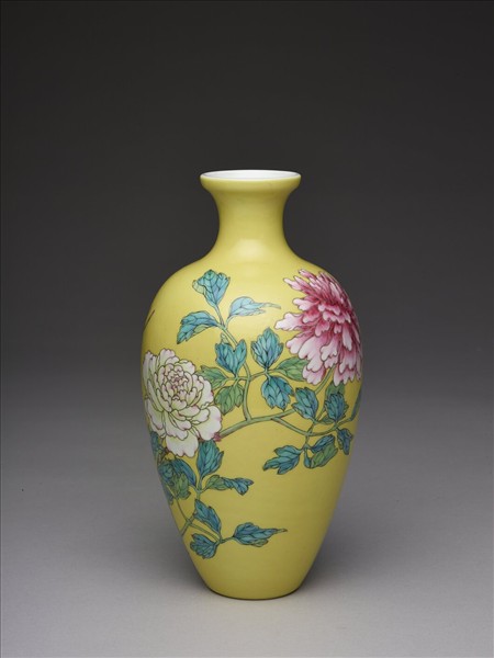琺瑯彩黃地牡丹花紋瓶