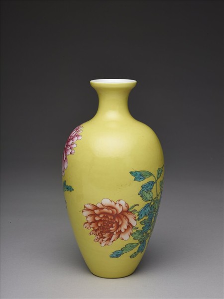 琺瑯彩黃地牡丹花紋瓶