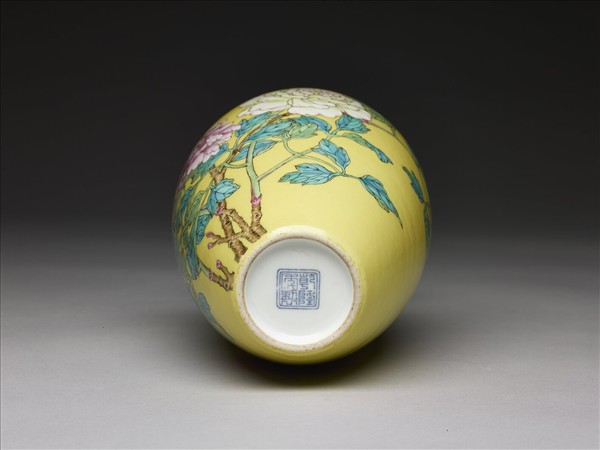 琺瑯彩黃地牡丹花紋瓶