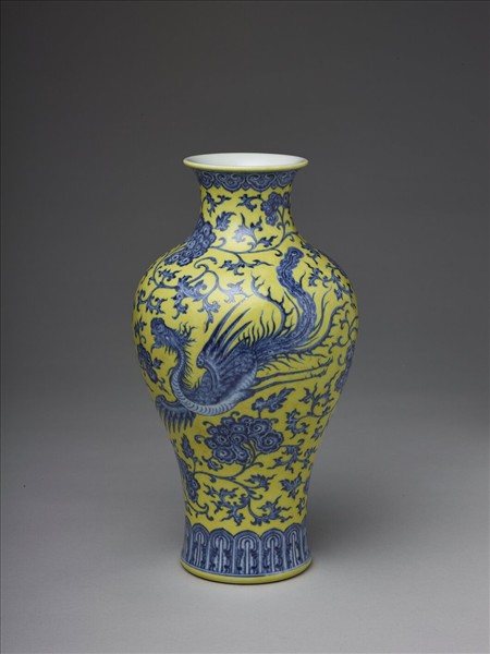 黃釉青花龍紋瓶