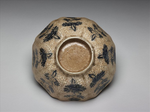 仿哥釉青花花卉紋花式碗