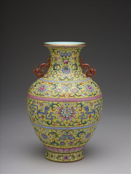 粉彩雙耳番蓮紋瓶