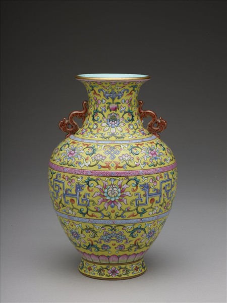 粉彩雙耳番蓮紋瓶