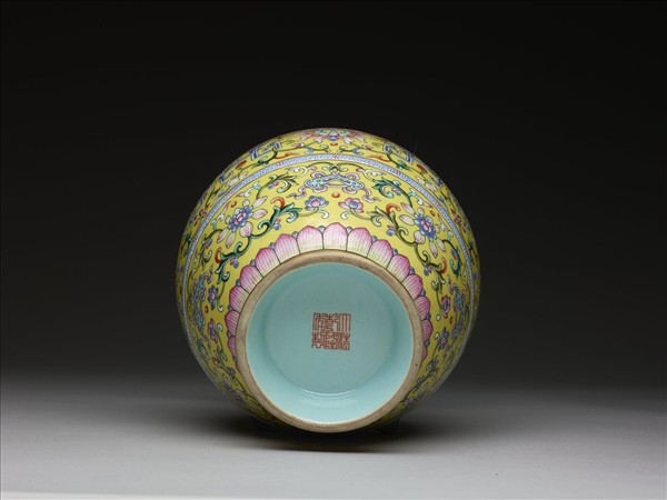 粉彩雙耳番蓮紋瓶