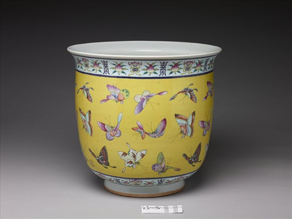 粉彩蝴蝶紋花盆