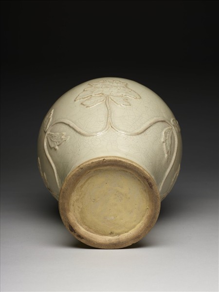 石灣窯 白釉貼花纏枝牡丹梅瓶