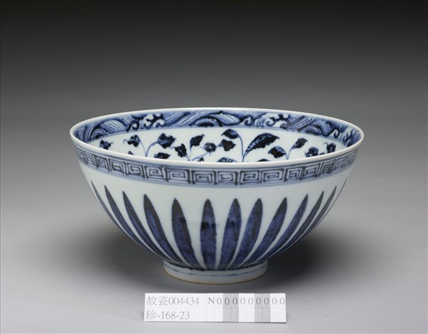 青花蓮瓣四季花卉紋蓮子碗