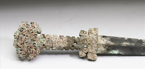 鏤空蟠虺紋柄短劍