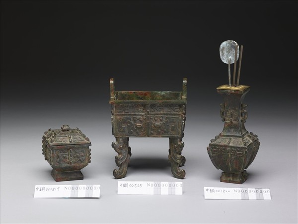 獸面夔紋扁足方鼎