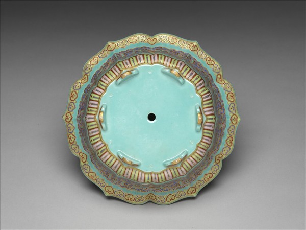 粉彩描金雲龍紋葵式盆