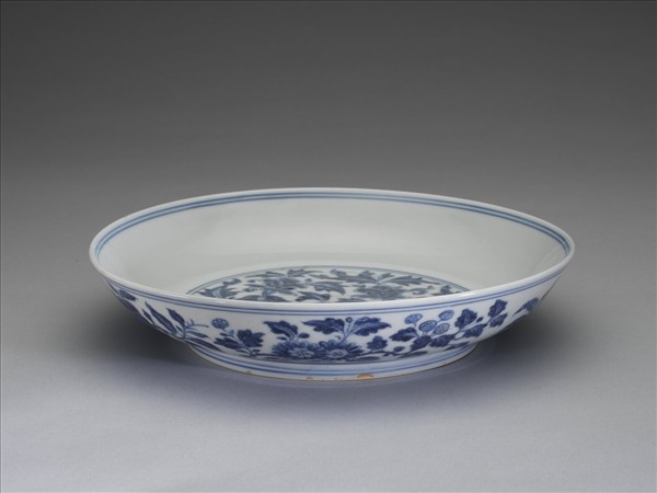 青花花卉暗龍紋盤