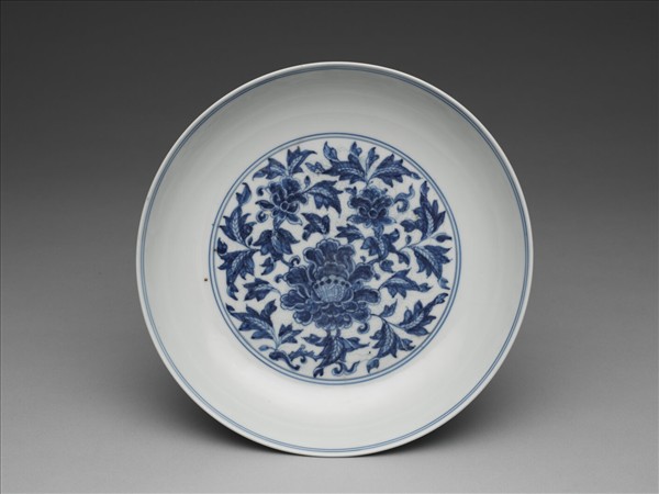 青花花卉暗龍紋盤