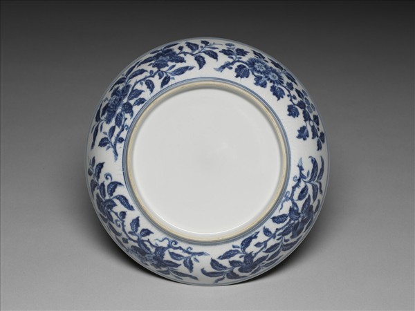 青花花卉暗龍紋盤