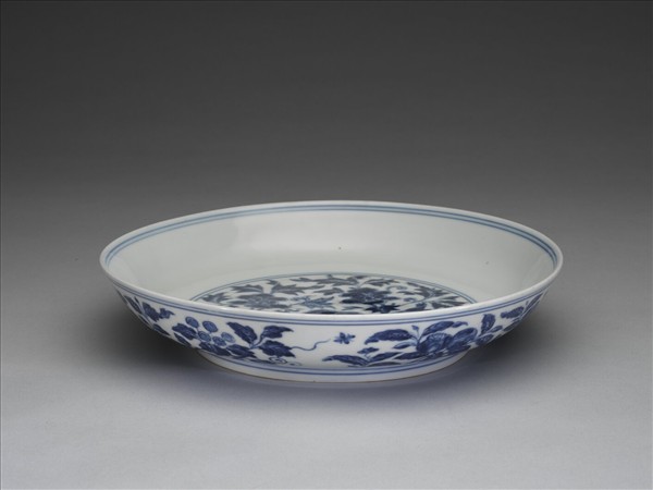 青花花卉暗龍紋盤