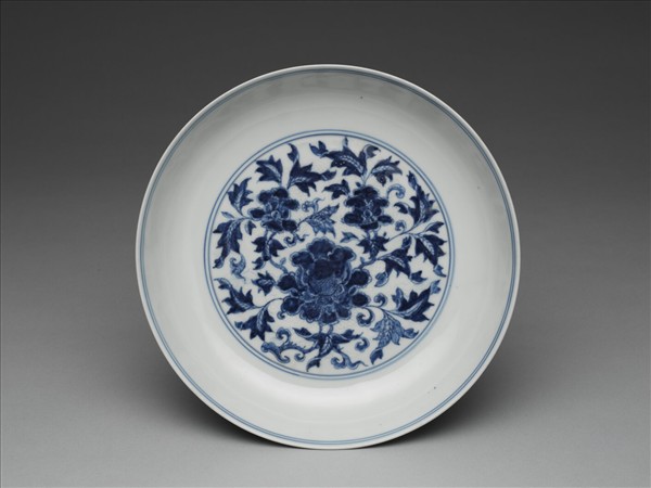 青花花卉暗龍紋盤