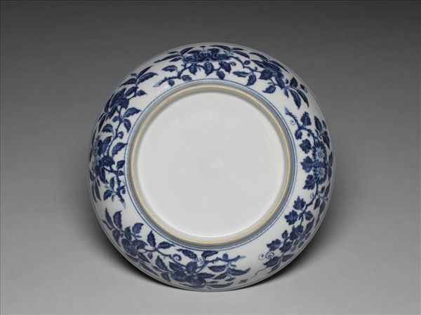 青花花卉暗龍紋盤