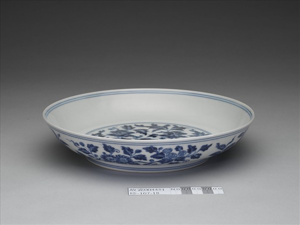 青花花卉暗龍紋盤