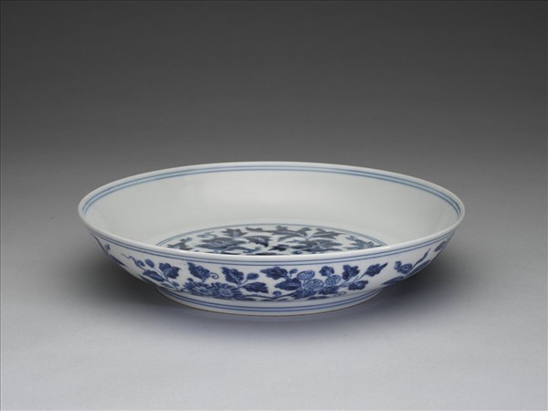 青花花卉暗龍紋盤