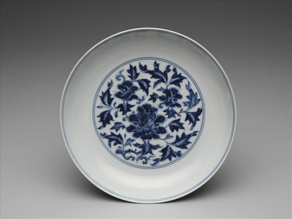 青花花卉暗龍紋盤