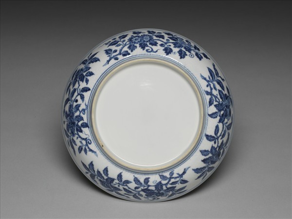 青花花卉暗龍紋盤