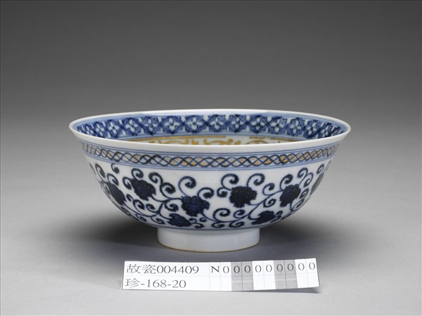 青花蓮塘紋金彩碗