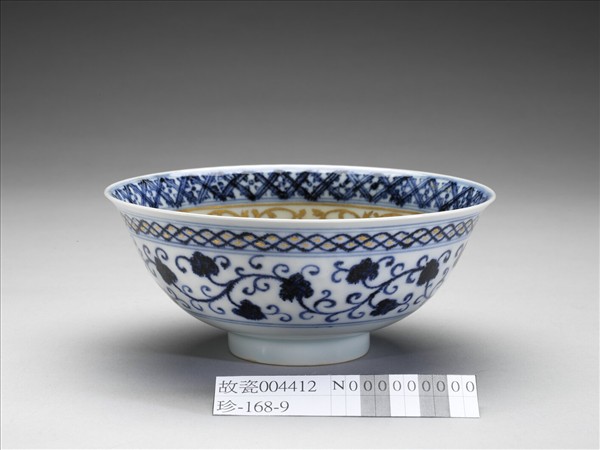 青花蓮塘紋金彩碗