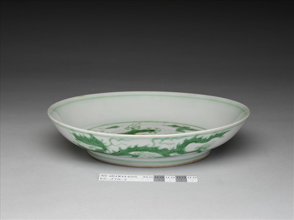 白瓷綠彩雲龍紋盤