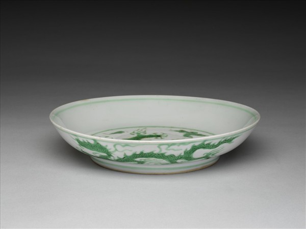 白瓷綠彩雲龍紋盤
