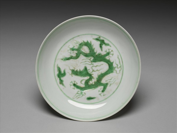 白瓷綠彩雲龍紋盤
