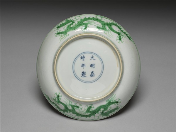 白瓷綠彩雲龍紋盤