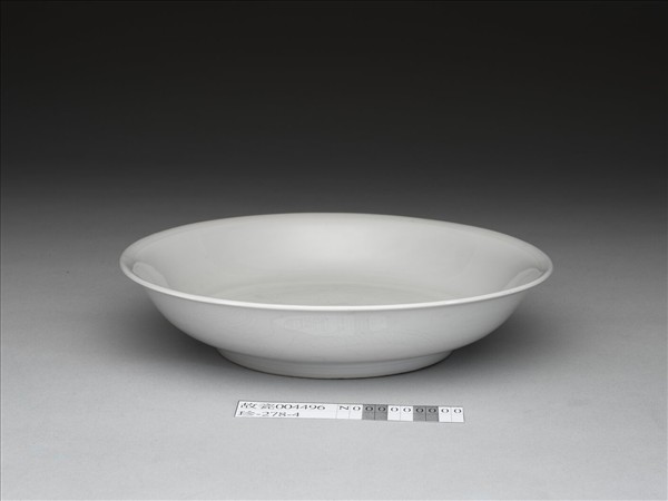 甜白暗花龍紋盤