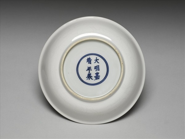 甜白暗花龍紋盤