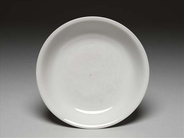 甜白暗花龍紋盤