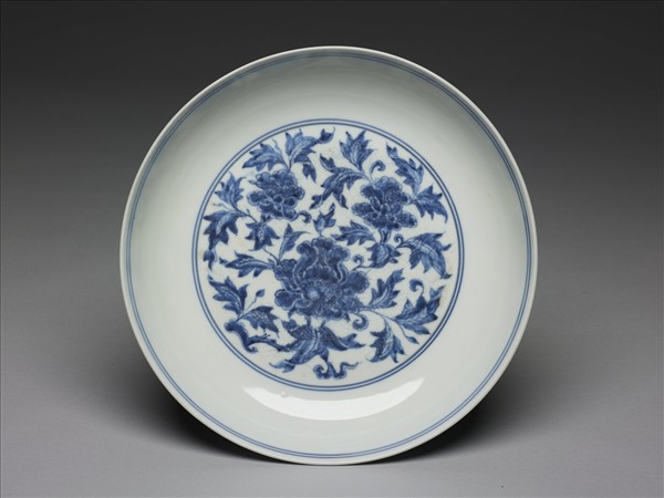 青花花卉暗龍紋盤