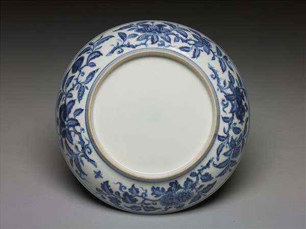 青花花卉暗龍紋盤