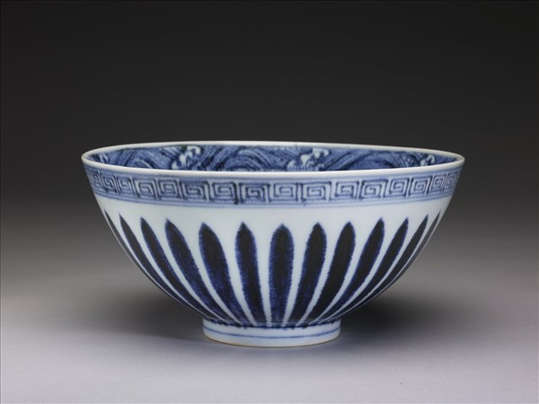 青花蓮瓣四季花卉紋蓮子碗