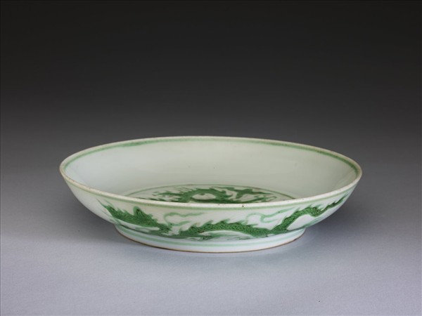 白瓷綠彩雲龍紋盤