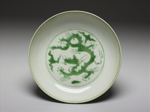 白瓷綠彩雲龍紋盤