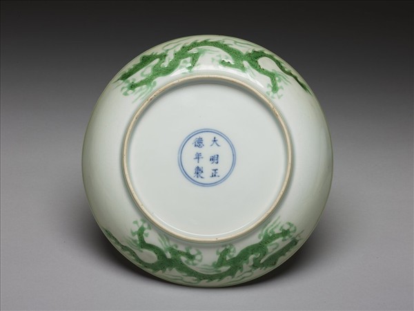 白瓷綠彩雲龍紋盤