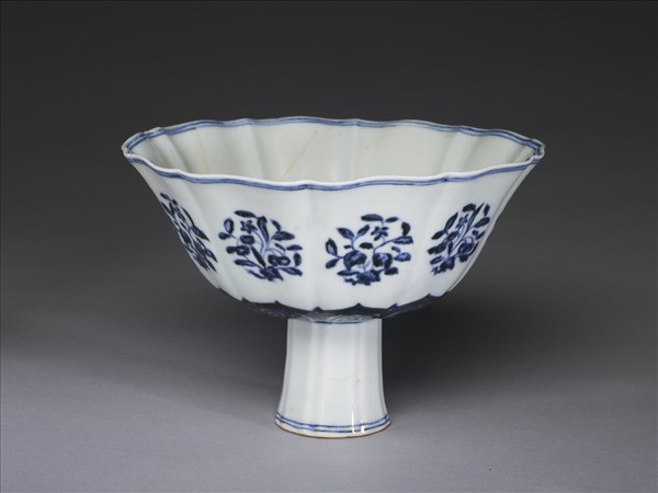 青花團花紋葵瓣口高足碗