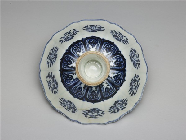 青花團花紋葵瓣口高足碗