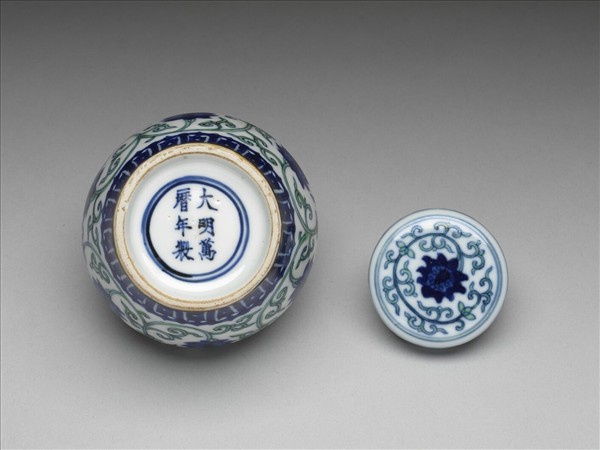 鬥彩花卉紋蓋罐