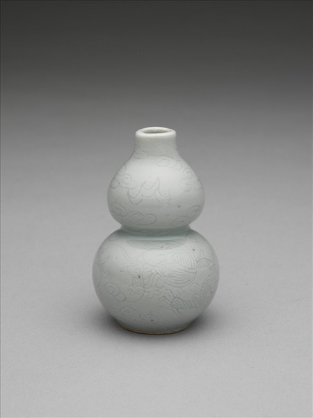 青瓷暗花葫蘆瓶