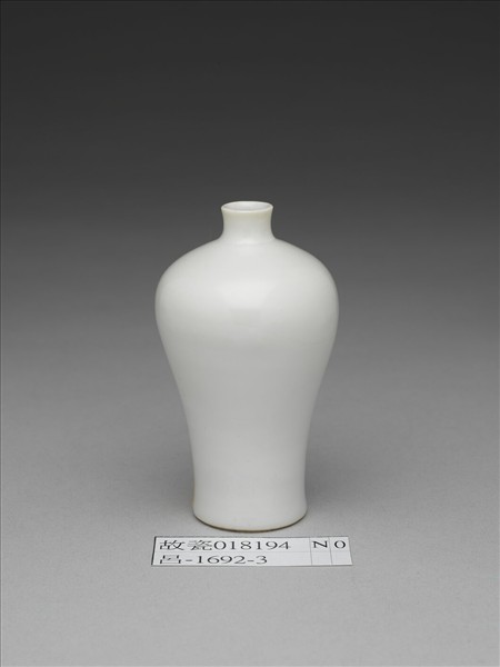 白瓷梅瓶
